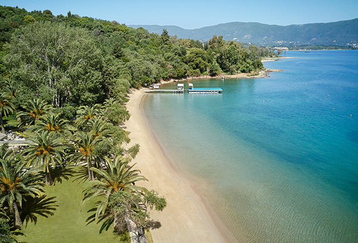 The northern and southern sections are organised with seasonal sunbeds and parasols; the narrow middle section remains unorganised.