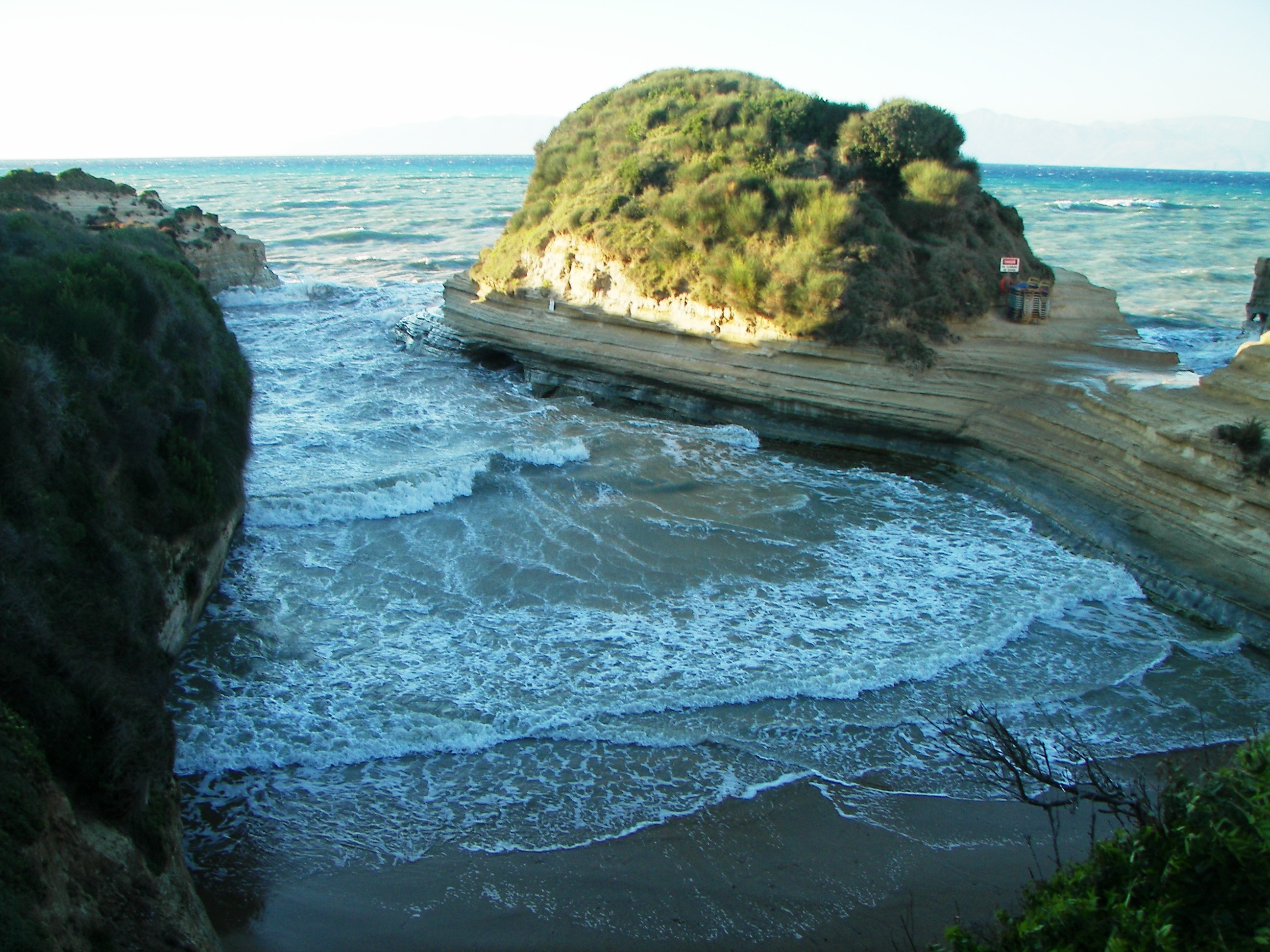 Most of the main coves are organised in season with sunbeds and parasols for hire.