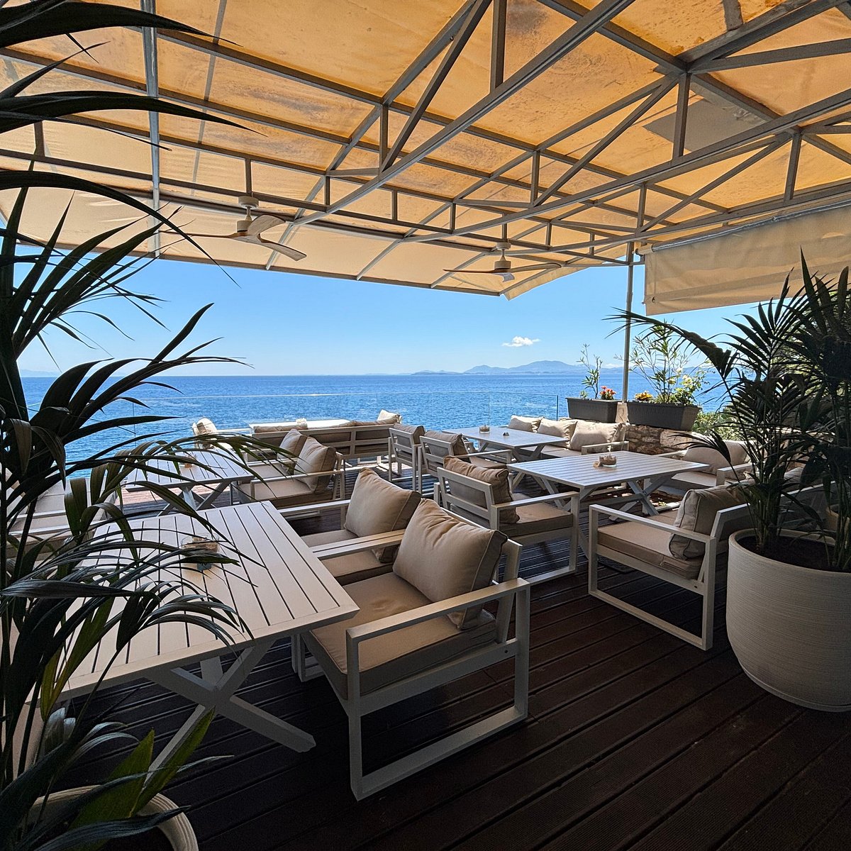 Blue Wave Lounge Restaurant & Bar in Katavolos, Corfu