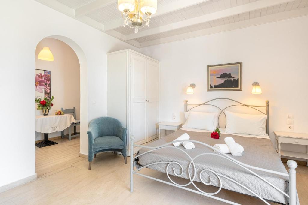 Fiorado: Bedroom and seating