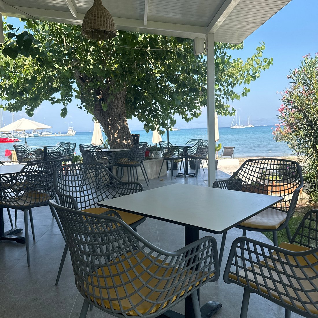 Paraga Easy Living on the seafront in Petriti, Corfu