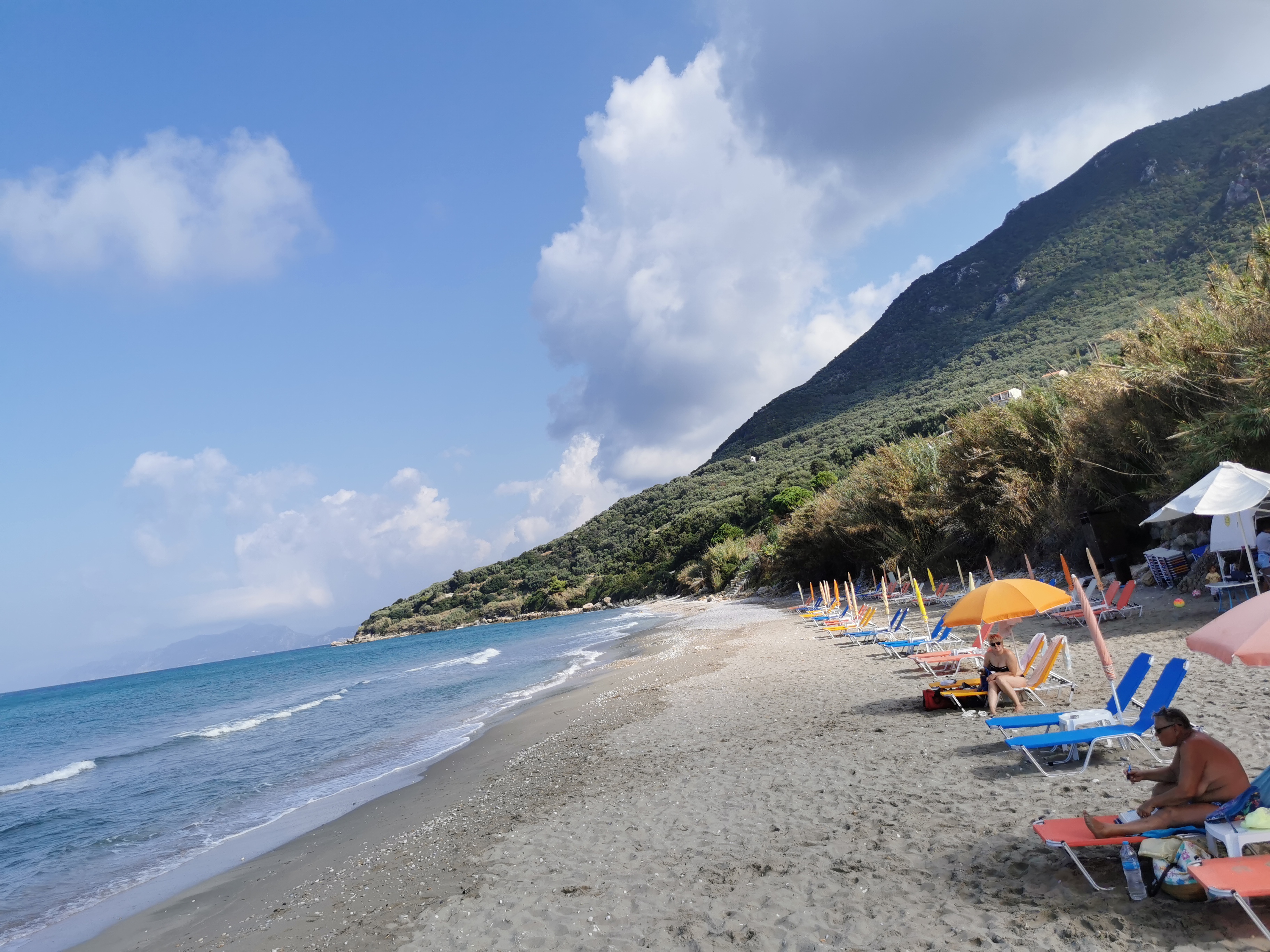 Only the southern section is organised with seasonal sunbeds and parasols; the rest remains more natural.