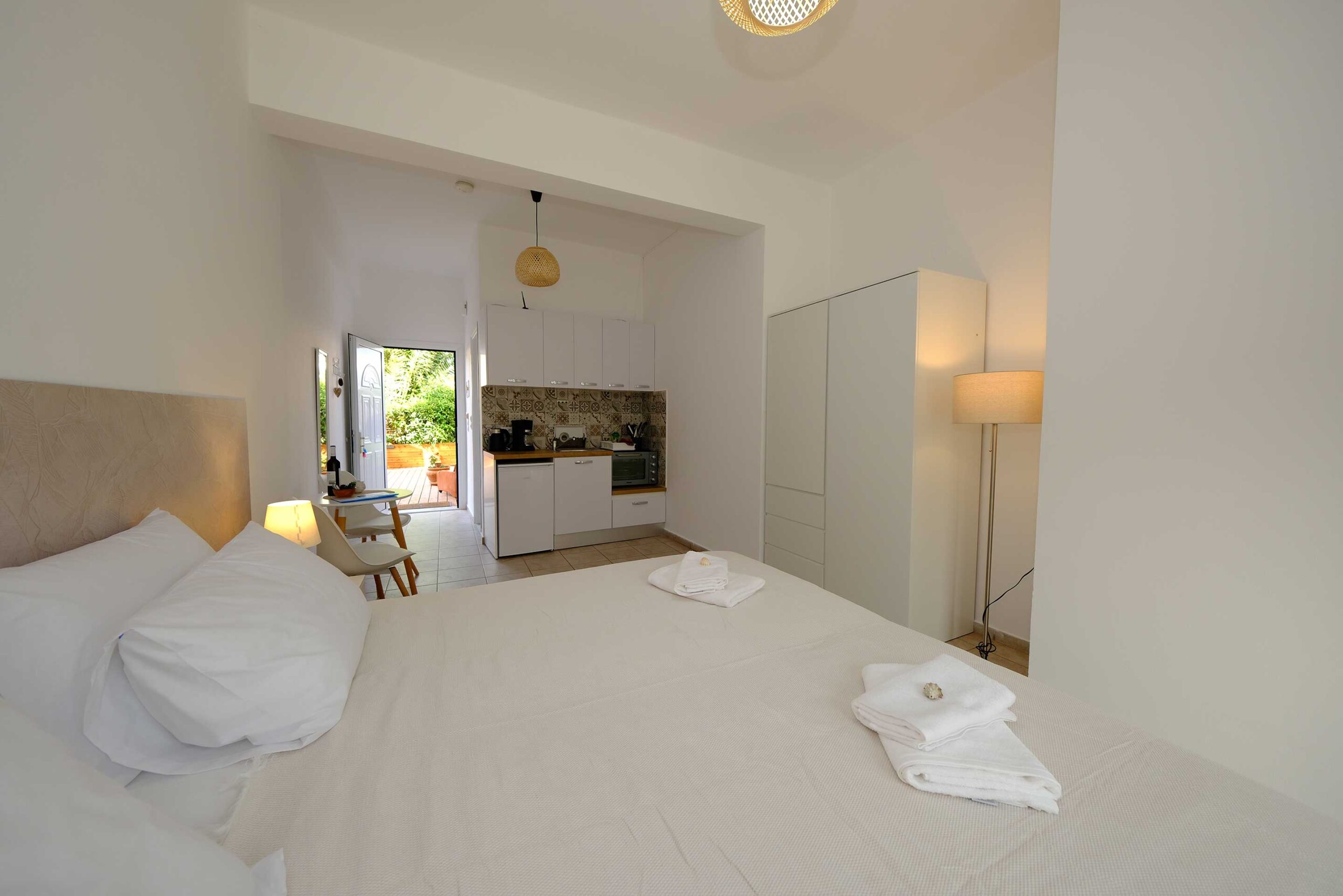Retreat-style studios and apartments in Agios Stefanos with fully equipped kitchens, terraces or balconies and sea views, around 300 metres from the beach.