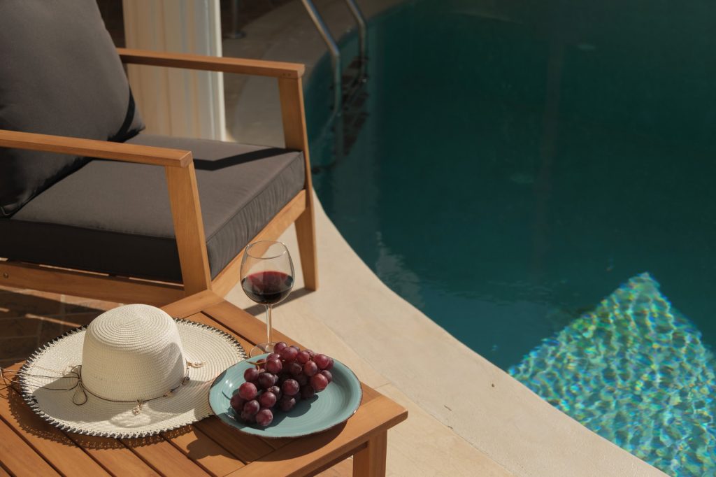 Adults-only seafront suites in Agios Stefanos with sea views, self-catering kitchens and private pools or Jacuzzis in selected suites.