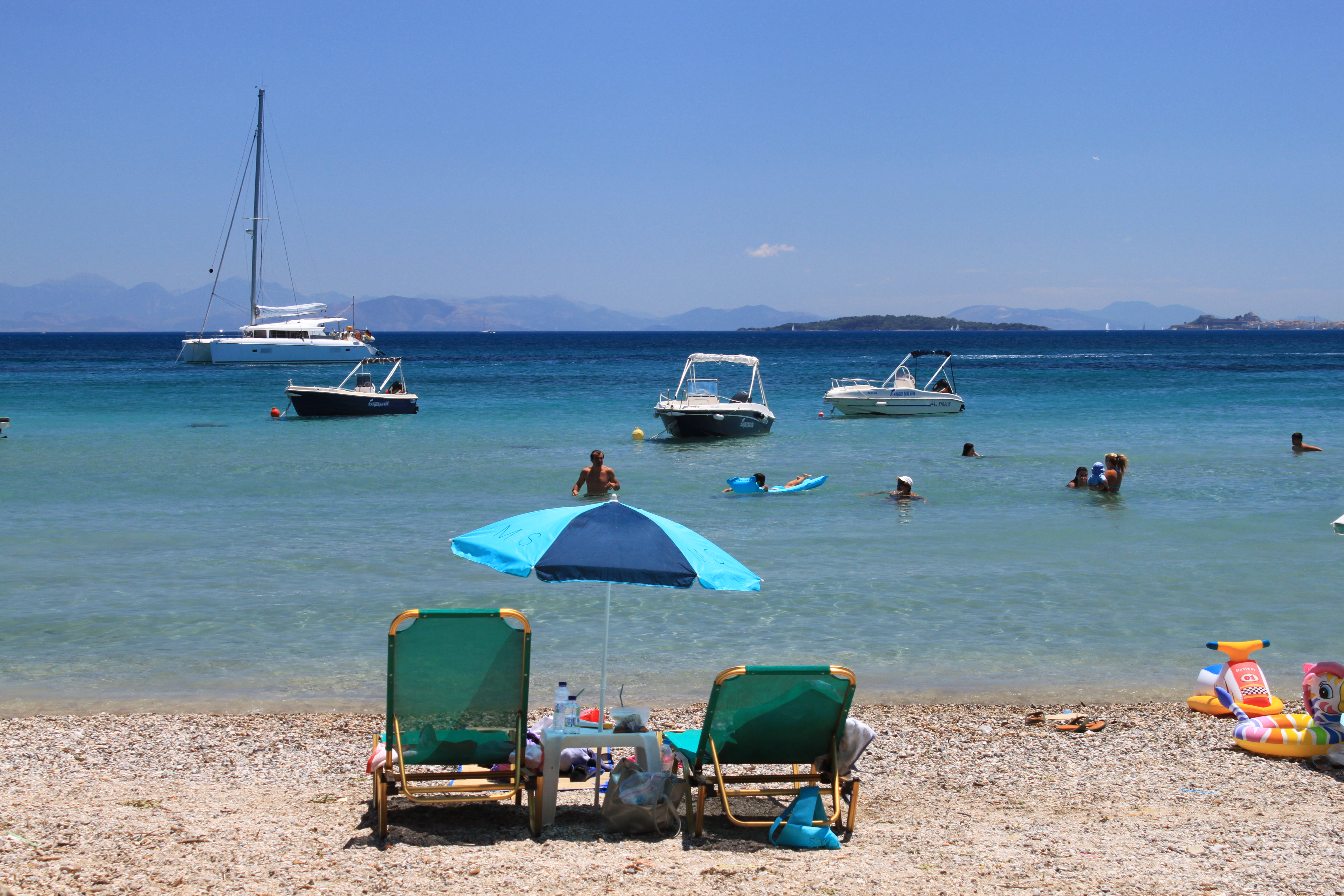 Most of the beach is organised in season, with sunbeds and parasols available from hotels and beach operators.