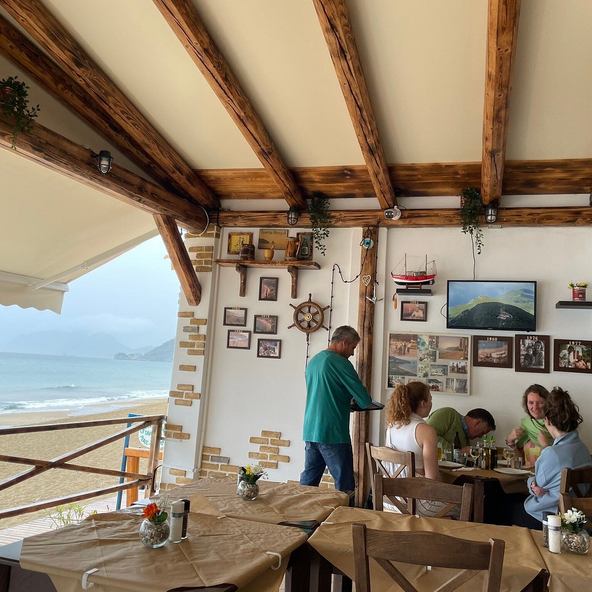Akrogiali Taverna in Agios Georgios Pagon, Corfu