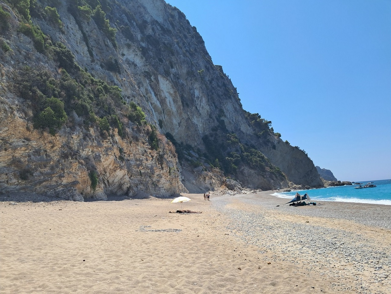 The beach is normally unorganised. A small number of seasonal sunbeds may occasionally appear during the busiest summer period, but should not be relied upon.