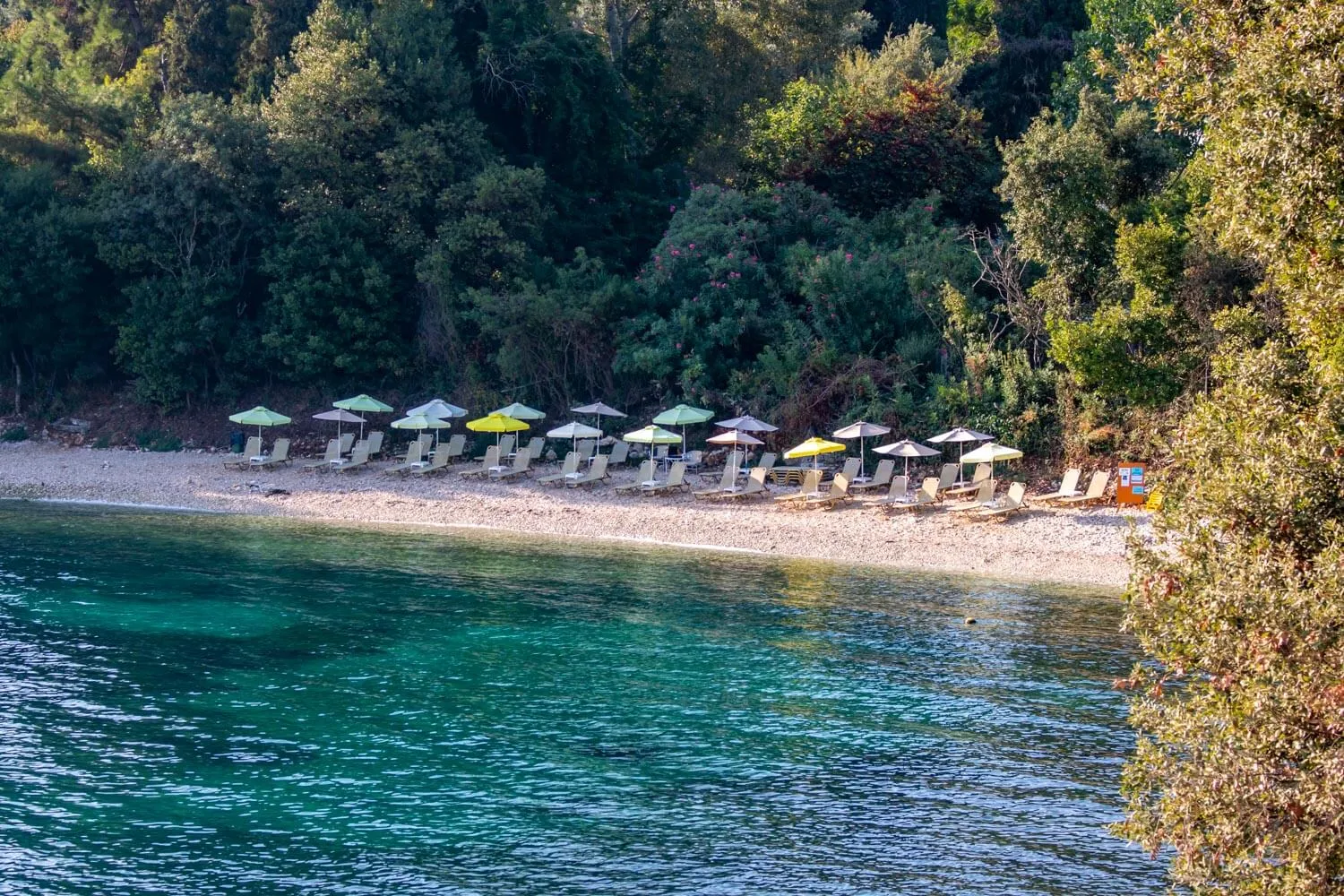 A small organised section offers seasonal sunbeds and parasols.
