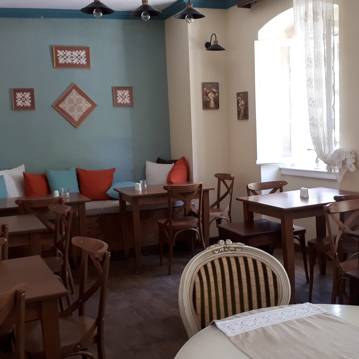 Mesogeios restaurant in Anemomylos, Corfu Town