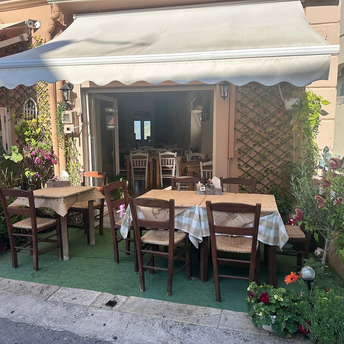 Xwriatikes Nostimies in Agios Matheos, Corfu