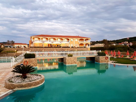 Beachside hotel in Agios Stefanos with a large pool, restaurant, pool bar, breakfast and sea-view rooms, including family accommodation and selected swim-up suites.
