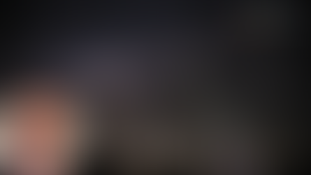 Telescopio clásico sobre libros antiguos apuntando a una nebulosa, simbolizando el diálogo entre ciencia y fe sobre el origen del universo.