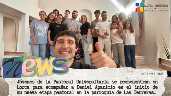 Fotografía de grupo de los universitarios del Camino de Santiago 2025 junto al sacerdote Don Daniel Aparicio y el Vicario Episcopal Don Francisco Fructuoso tras la toma de posesión en Las Terreras (Lorca).