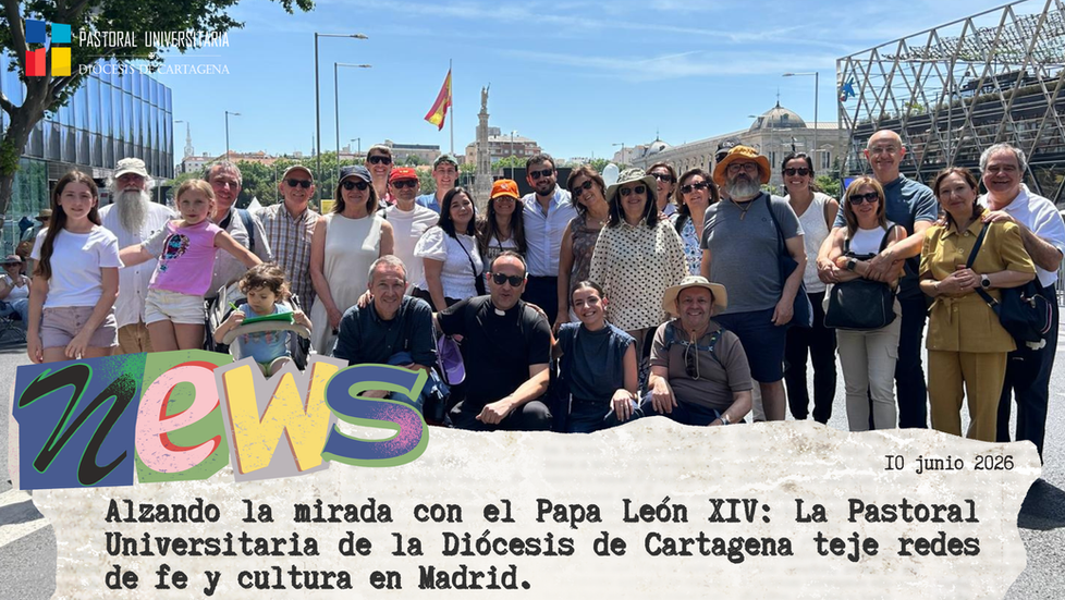 Grupo de la Pastoral Universitaria de Murcia reunido en un parque de Madrid durante la misa del Papa León XIV.
