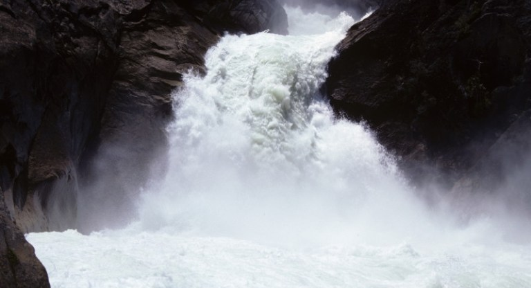 Water rushing through a gully - symbol of Dao Chong