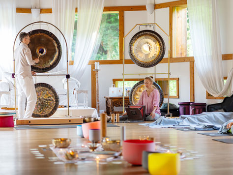Gongbad – Teilnehmer erleben Klangmeditation mit Gongs in entspannter Atmosphäre