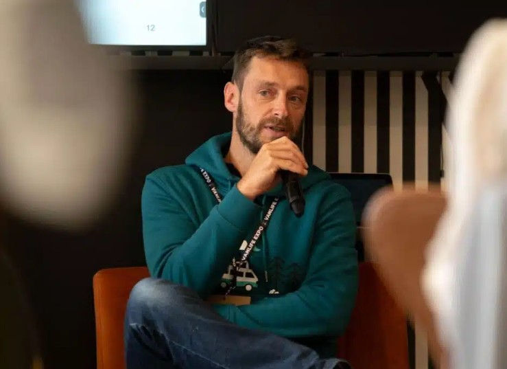 Bertrand Fichter a fondé Park4Night il y a 15 ans (avec son camarade Frédéric Delamare). Il nous raconte l’histoire de l’appli et fait le point sur les enjeux d’aujourd’hui. Entre les interdictions de stationner et l’augmentation du nombre de camping-caristes, une plateforme collaborative qui référence les spots d’étape a bien des choses à dire sur le sujet…