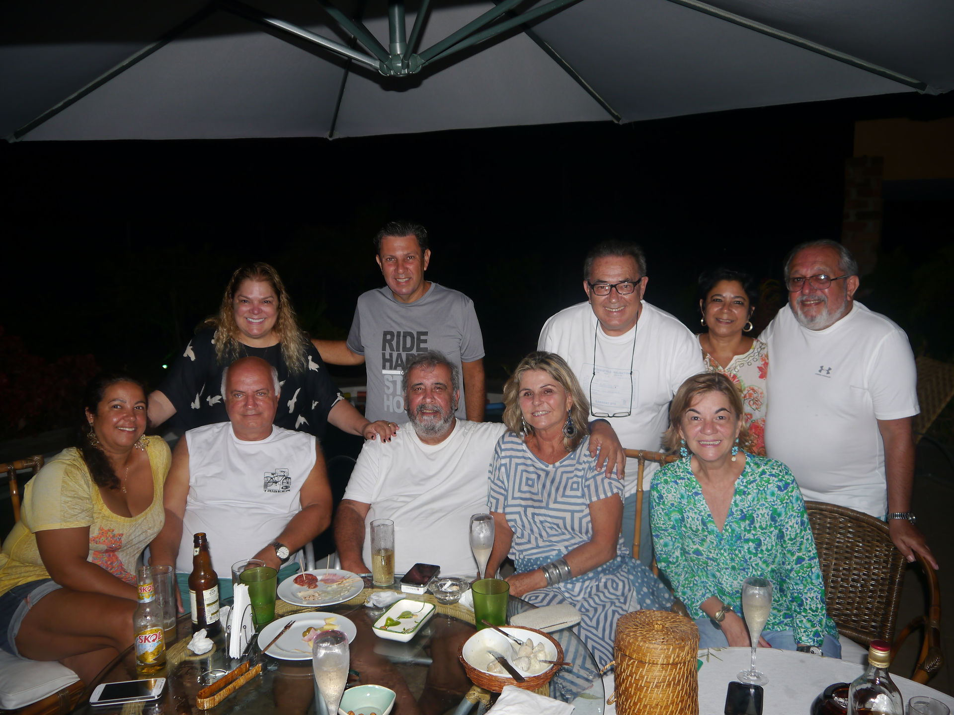 Tereza_e_Guilherme_Aguiar_recebendo_amigos__em_sua_maravilhosa_casa_no_Chap+®u_de_Sol!