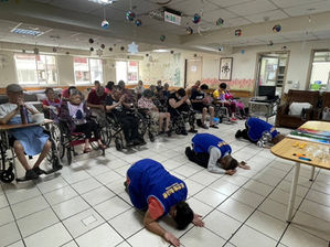 112/10/03 (二) 義工師兄/林芳岑/賴宜杏師姐關懷「康福護理之家」老菩薩們