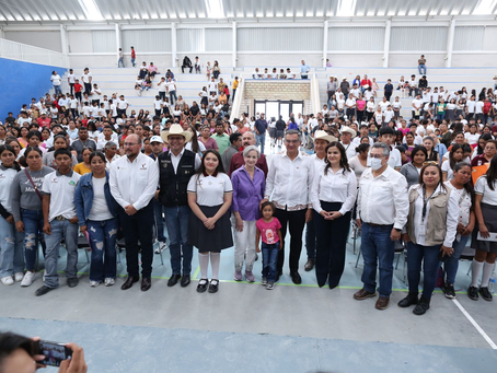 Atestigua Américo entrega de becas y destaca apoyo de la presidenta Claudia