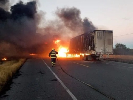 CHOCAN Y SE INCENDIAN DOS TRAILERES EN LA LIBRE LA GLORIA-SANFERNANDO