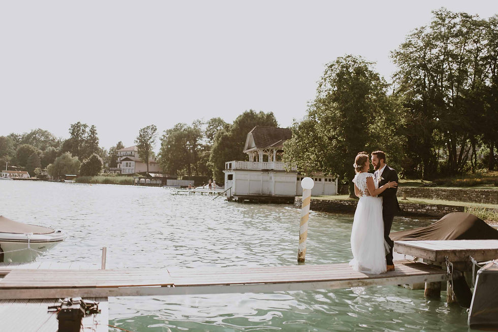 Türkises Wasser, Blumen in den Haaren und eine märchenhafte Seevilla