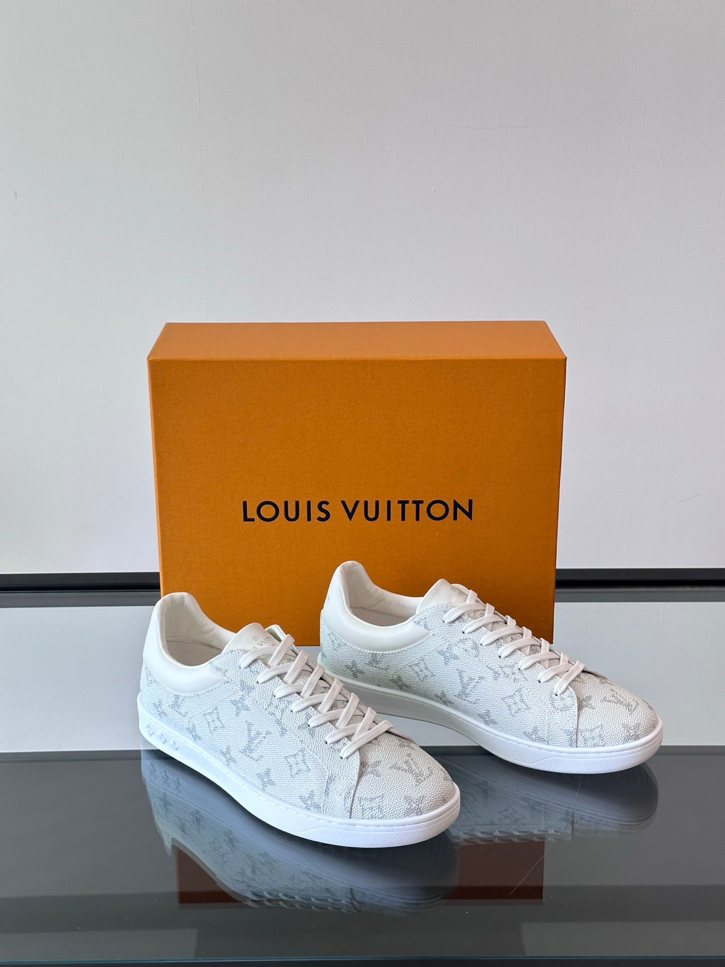 LV SNEAKERS