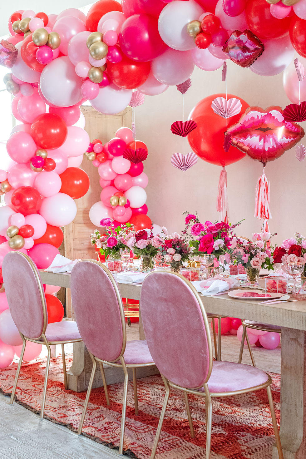 valentines day balloons , pink and read balloons