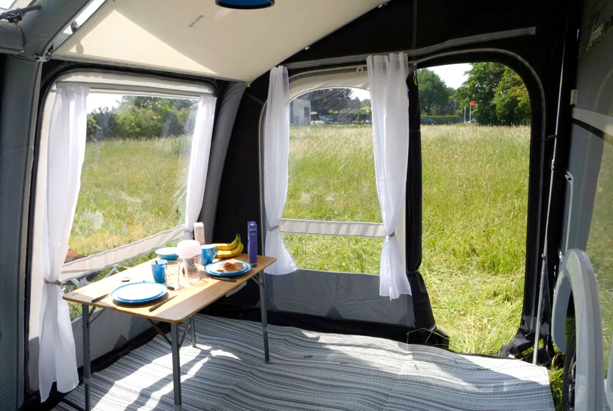 Dometic Rally AIR Pro 390 S caravan air awning with electric pump and carpet