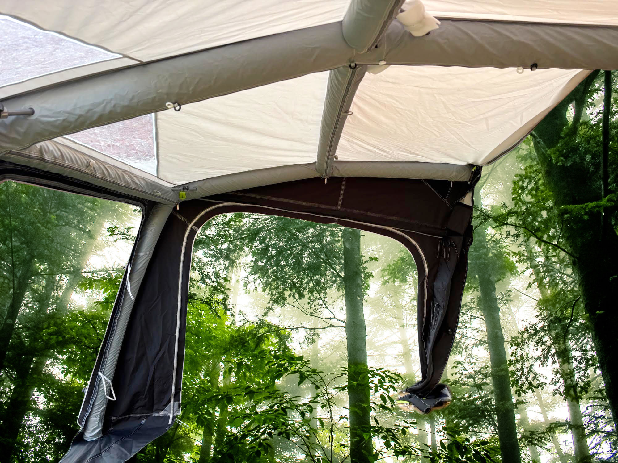 Dometic Rally AIR Pro 390 S caravan air awning with electric pump and carpet