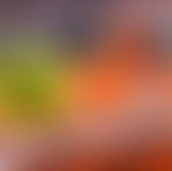 Jannik Sinner che lancia una pallina da tennis con sopra la lettera (R)