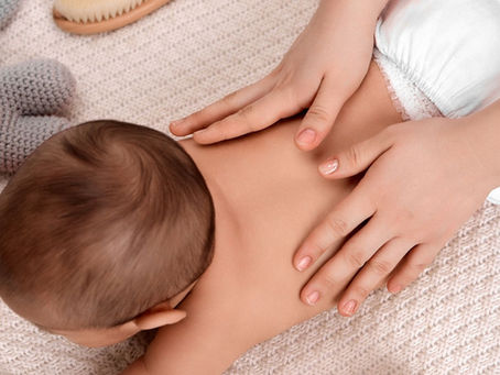 Madre acariciando a su bebé luego de lactar.