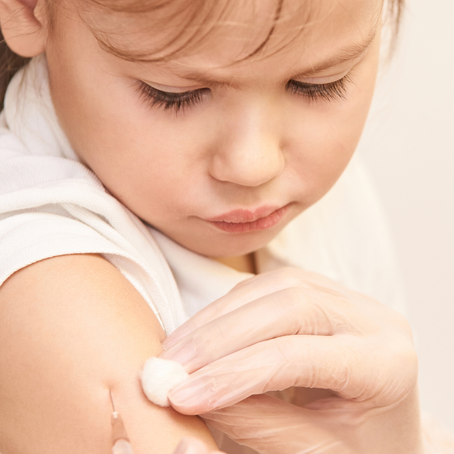 Menor recibiendo vacuna contra el sarampión.