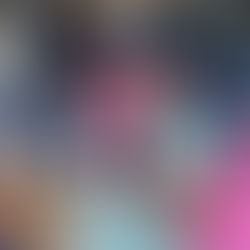 host de la casona hostel explicando el mapa de bariloche a los huespedes que recien hacen check-in