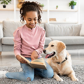 Kind leest ontspannen voor aan een hond – Buddy-Dogs begeleidt bij het opleiden van schoolhonden regio Arnhem en Zutphen