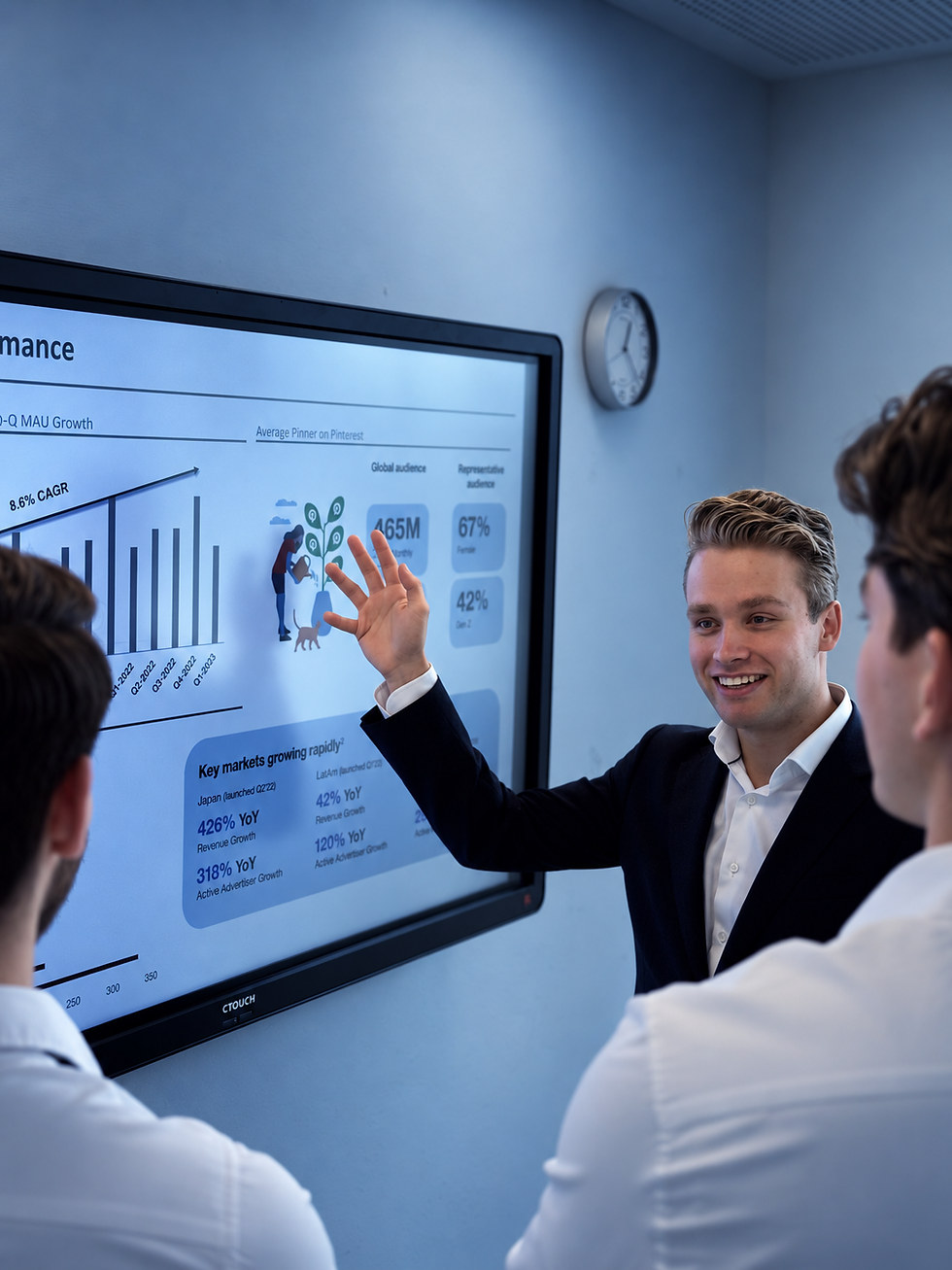Moderne fintechpresentatie in koelblauw kantoor.png