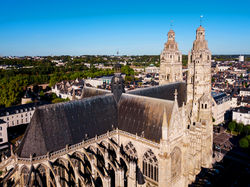 Un plan en croix latine avec un transept saillant