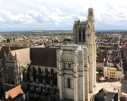 Un plan en croix latine et une seule tour