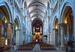 La nef centrale et ses deux bas-côtés