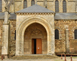 Le portail royal, entre roman et gothique primitif