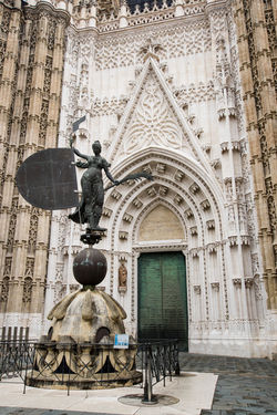 La Puerta del Príncipe et une réplique du Giraldillo