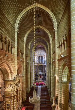 La nef, romane avec des touches de gothique primitif