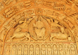 Le tympan sculpté représente "Le christ en majesté"