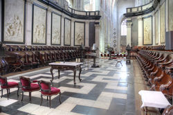 Le chœur baroque orné de stalles en bois sculpté