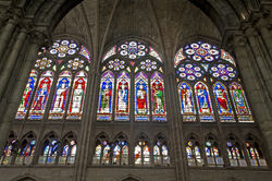 Vitraux de la nef du XIIᵉ siècle, restaurés au XIXᵉ