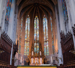 Le choeur et ses vitraux colorés