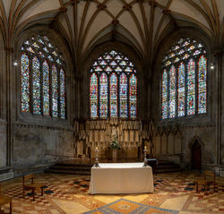 Lady Chapel : voûtes en ogives et vitraux médiévaux