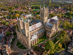 Un plan en croix latine et deux transepts