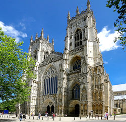 La façade ouest et ses deux tours imposantes