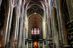 La nef gothique flamboyante à trois vaisseaux